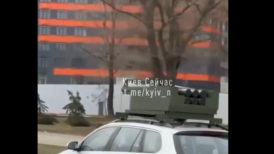 В Киеве заметили уникальный автомобиль с конструкцией в виде HIMARS