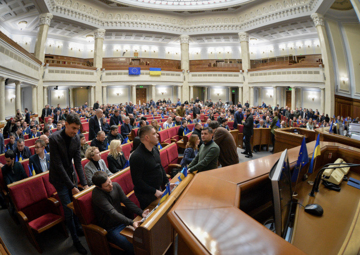 Раде предлагают законодательно запретить врачам госбольниц и учителям принимать участие в предвыборной агитации в рабочее время