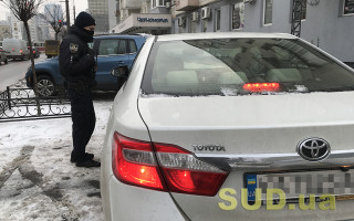 Перебування особи в стані алкогольного сп’яніння поряд з його транспортним засобом, який не знаходиться в стані руху, не утворює складу правопорушення, передбаченого ст. 130 КУпАП – суд