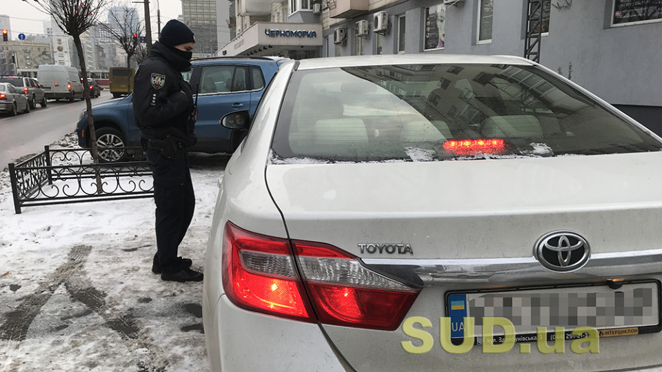 Перебування особи в стані алкогольного сп’яніння поряд з його транспортним засобом, який не знаходиться в стані руху, не утворює складу правопорушення, передбаченого ст. 130 КУпАП – суд