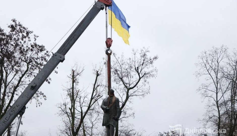 С центрального проспекта исчез Ломоносов: в Днепре демонтирован очередной памятник, фото