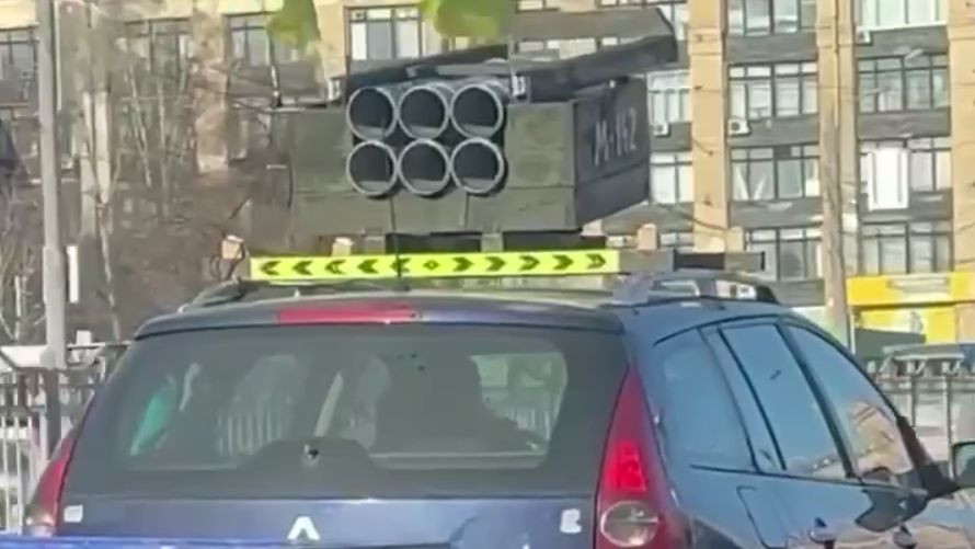 В Харькове заметили уникальный автомобиль с конструкцию в виде HIMARS, видео