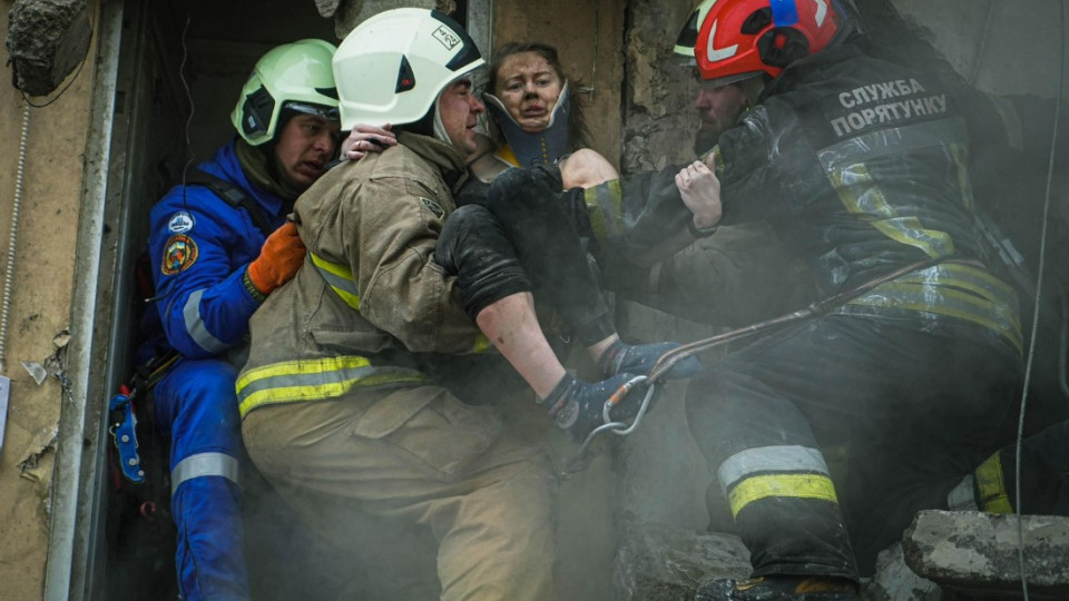 У Дніпрі 15 січня врятували ще одну жінку – її почули під час хвилини тиші вночі