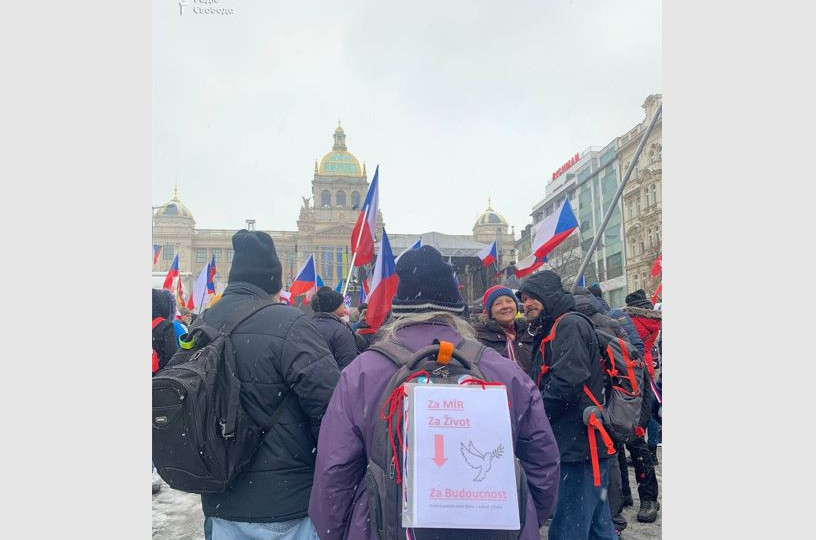 За мир в Украине: в Праге люди вышли на две акции протеста, фото и видео