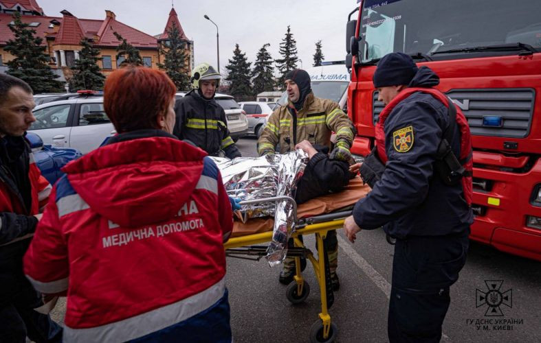 Из последних сил держался за льдину: в Киеве с реки достали мужчину, фото и видео