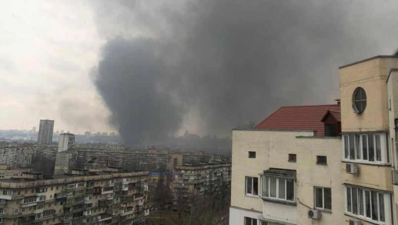 В Киеве произошел масштабный пожар на предприятии, видео