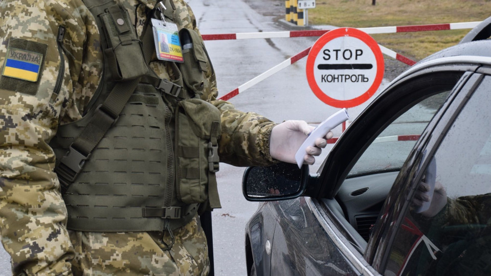 Мінкульт просить посилити відповідальність за порушення правил виїзду за кордон чоловіків призовного віку