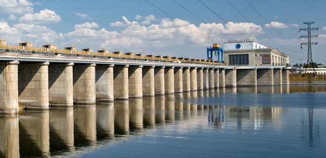 Оккупанты повредили дамбу Каховской ГЭС — водохранилище обмелело