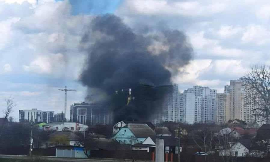 В Киеве на Троещине вспыхнул пожар в частном секторе: фото и видео