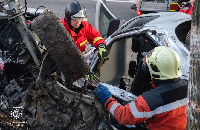 Авто разорвало на части: фото смертельного ДТП в Киеве