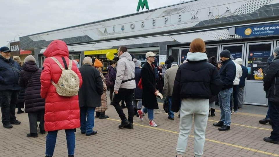 Суд рассмотрел дело во время воздушной тревоги, признав неявку участника как повторную: какой позиции придерживается апелляционный суд