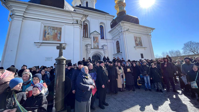 Прихожане УПЦ МП не пустили в Лавр комиссию, которая пришла проводить инвентаризацию имущества: фото, видео