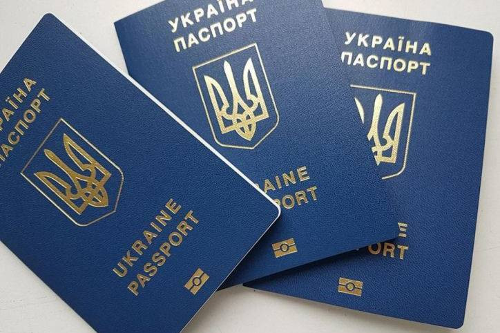 Как продлить срок действия загранпаспорта за пределами Украины