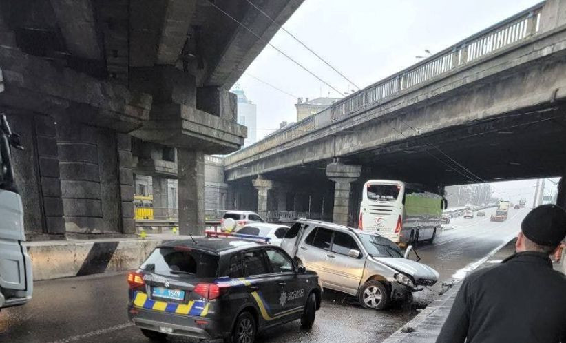 В Киеве внедорожник Mercedes влетел в опору моста, возникла пробка: фото