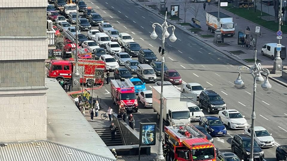 В центрі Києва пожежа в навчальному корпусі Київського національного університету імені Карпенка-Карого, фото та відео