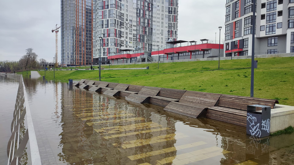 Киев в воде: как подтопило Оболонскую набережную и часть улиц, фото и видео