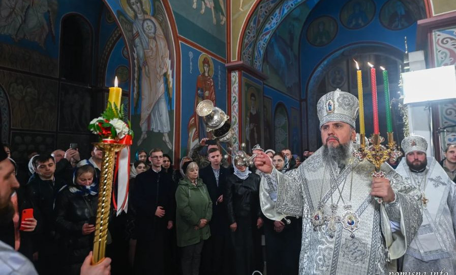 Епифаний провел Пасхальное богослужение в Михайловском соборе