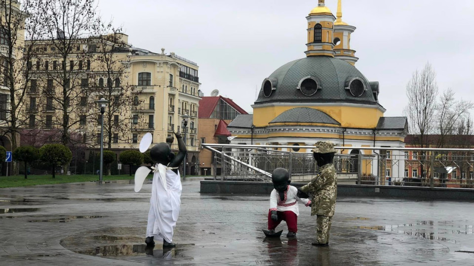 Малышей-основателей Киева на Почтовой площади одели в новый наряд к Пасхе: фото