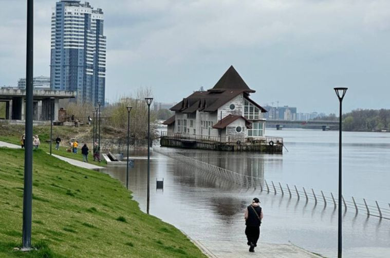 Наводнение в Киеве: до критического уровня воды остается еще 50-60 см