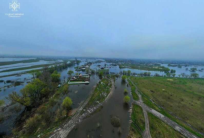 Большая вода в Киевской области: спасатели показали подтопление с высоты птичьего полета, фото