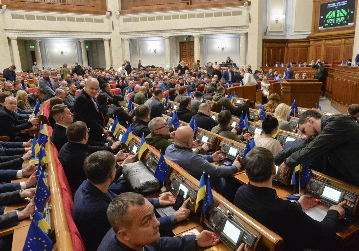 Воєнний стан та мобілізацію продовжать, — депутат