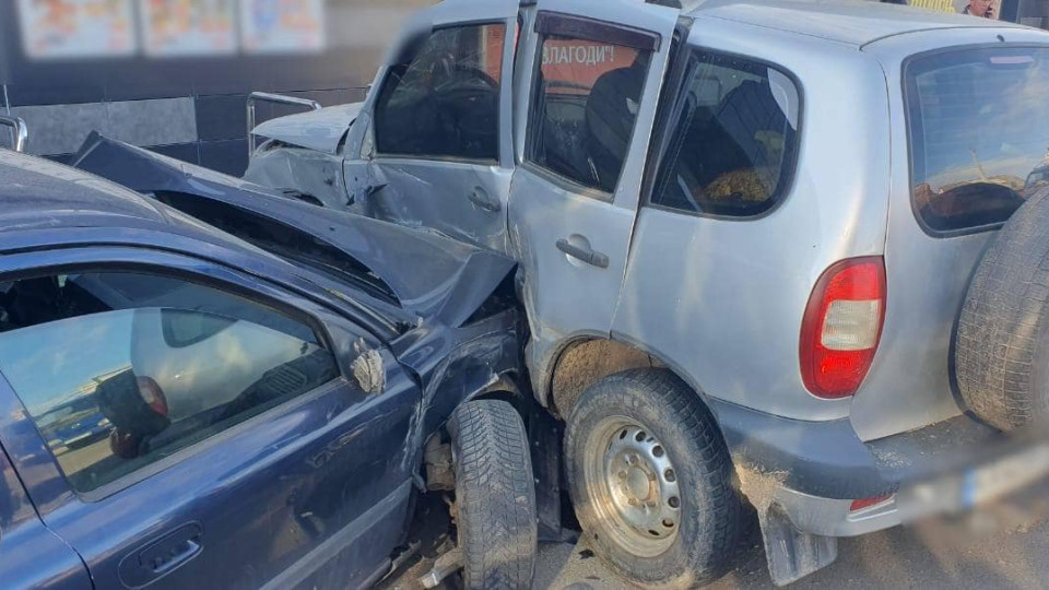 На Київщині в ДТП потрапило одразу п'ять автівок: до лікарні госпіталізували двох дітей 4 та 5 років