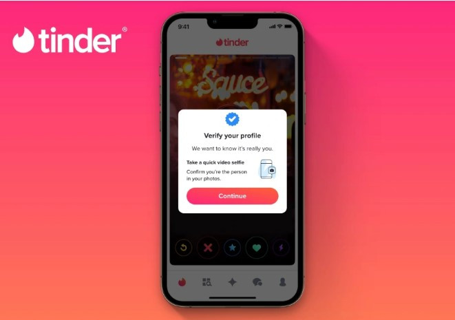 У Tinder изменился способ верификации: пользователи должны делать видеоселфы, их проверять ИИ