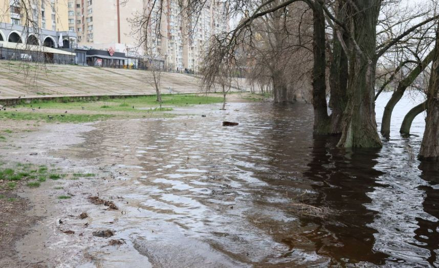 Паводок в Киеве: уровень воды в Днепре снова вырос