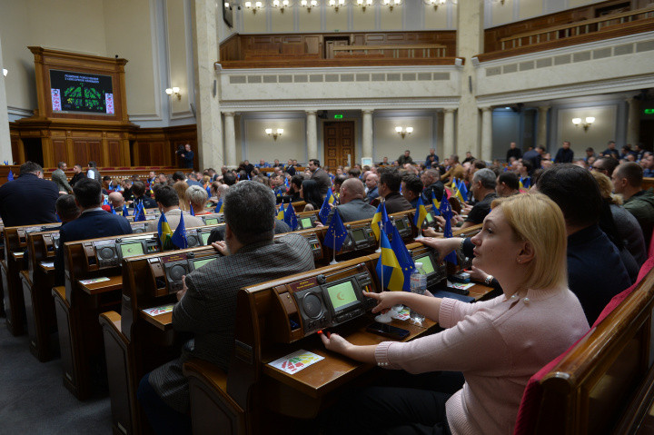 Повернути і не обмежити: перед депутатами виникла дилема, чи можна «передумати» голосування за повернення доплат військовослужбовцям