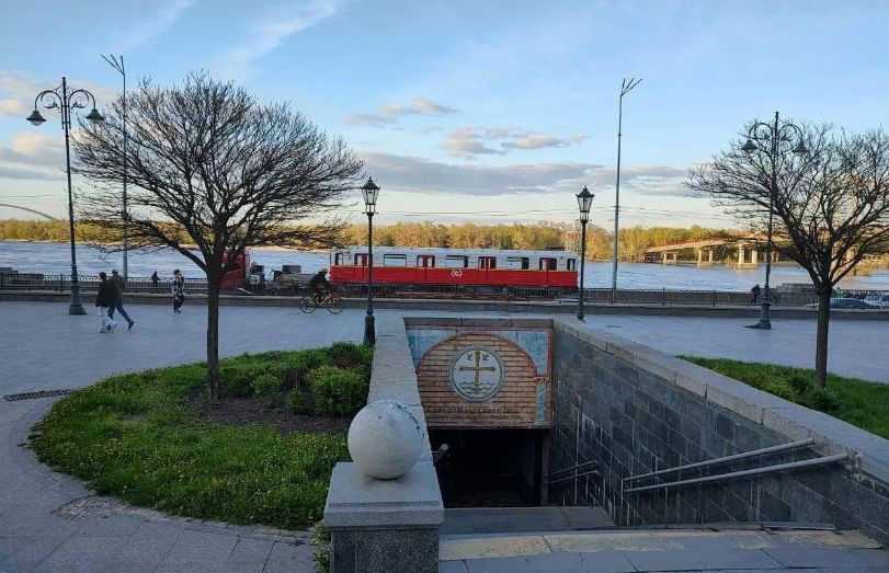 На дорогах Киева заметили красно-белые вагоны метро: подробности и фото