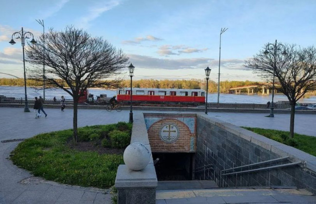 На дорогах Києва помітили червоно-білі вагони метро: подробиці та фото