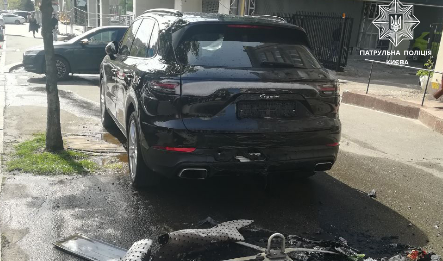 У водительницы Porsche Cayenne в Киеве, которая пренебрегла правилами стоянки, пламя повредило авто: что случилось