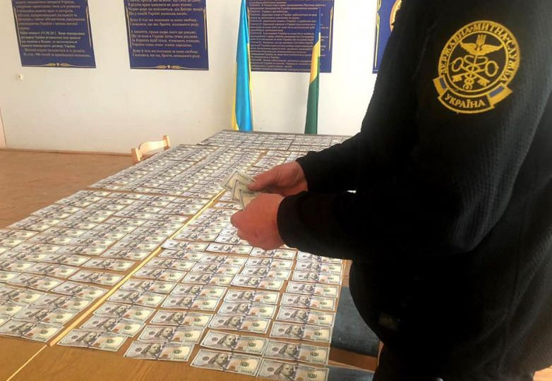 Мужчина пытался незаконно ввезти в Украину валюты на 3,7 млн грн