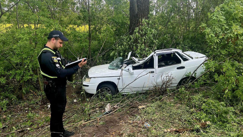 Взяв авто батьків та, не справившись з керуванням, в'їхав у дерево: на Київщині розслідують ДТП за участі неповнолітніх