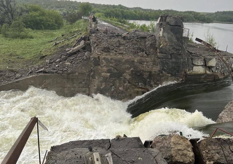 Оккупанты разрушили плотину Карловского водохранилища: три поселка под угрозой подтопления, видео