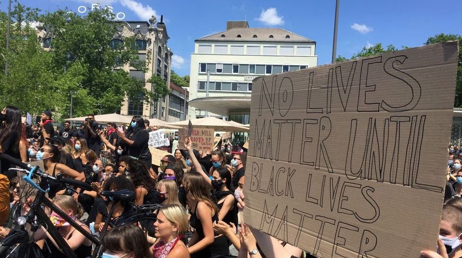 «Зажали» во время ареста: в Швейцарии судят шестерых полицейских, обвиняемых в убийстве темнокожего человека