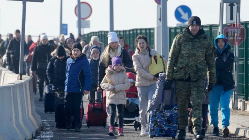 Нотариально удостоверенные заявления родителей на выезд детей за границу, выложенные на белых листах бумаги, остаются действительными