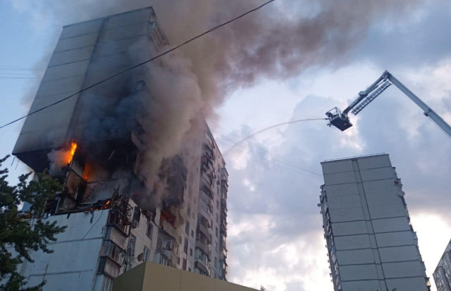 У Києві уночі стався вибух у багатоповерхівці в Дніпровському районі, фото