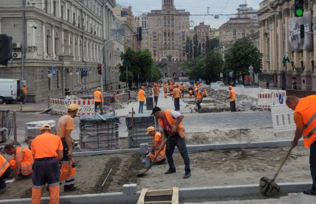 У Києві біля метро «Театральна» облаштовують наземний перехід, фото