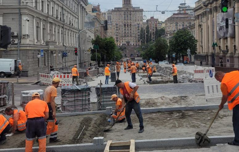 В Киеве возле метро «Театральная» обустраивают наземный переход, фото