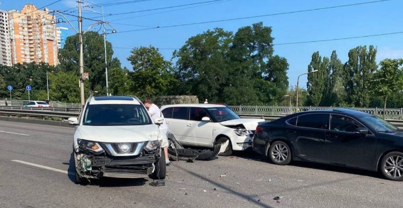 В Киеве произошло масштабное ДТП: появилось видео