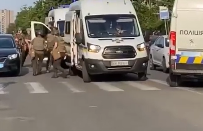 Территорию вокруг Шевченковского райсуда оцепили правоохранители: фото и видео