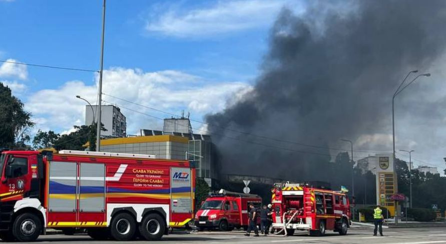 В Киеве произошел масштабный пожар на АЗС, видео