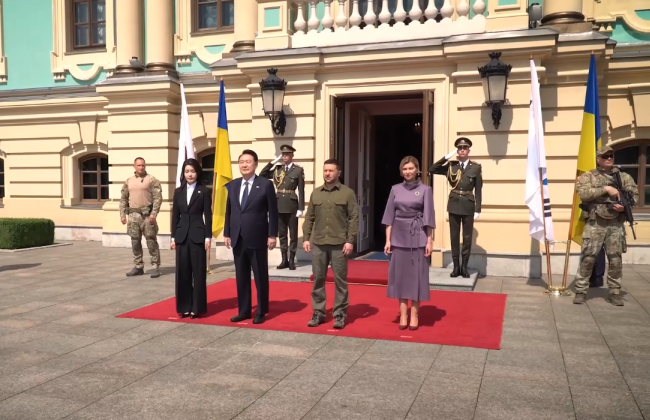 Зеленский показал видео встречи с президентом Южной Кореи