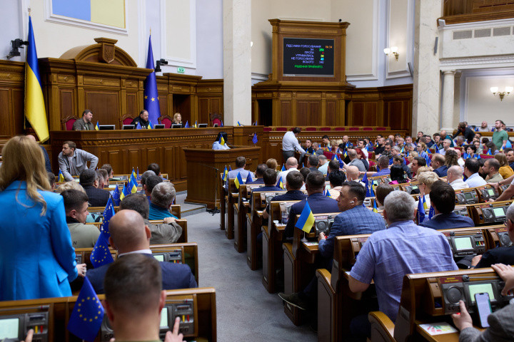 Парламент схвалив реформу оплати праці державних службовців в першому читанні