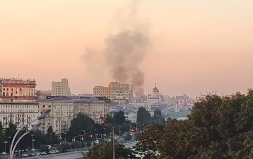 В центре Москвы стоит столб дыма: появилось видео пожара