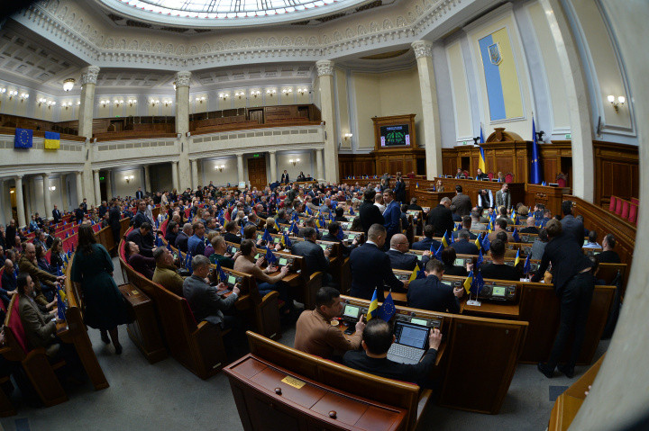 Раде предлагают ввести пожизненное лишение свободы за коррупцию во время войны