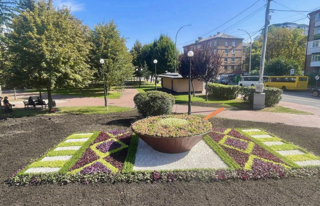 У Києві до Дня борщу з'явилася незвична інсталяція, фото