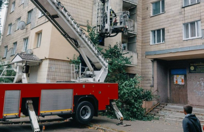 У Києві дитина закрилася в квартирі: рятувальникам довелося викликати велику спецтехніку, фото