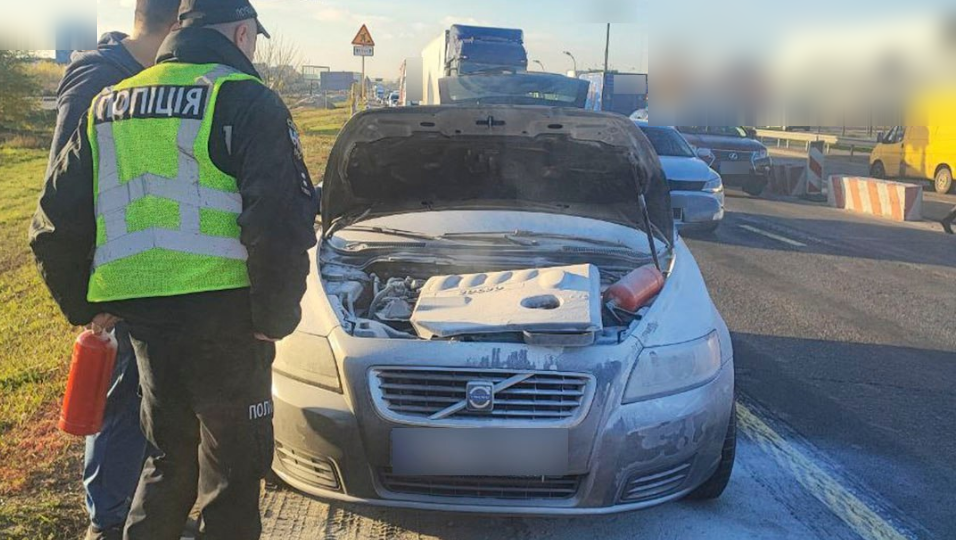 В Киеве на Окружной дороге загорелся автомобиль